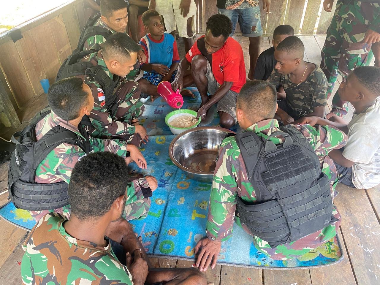 Kedekatan Satgas Yonif 310/KK, Masak Dan Santap Papeda Bersama 1 WhatsApp Image 2024 05 10 at 12.03.26