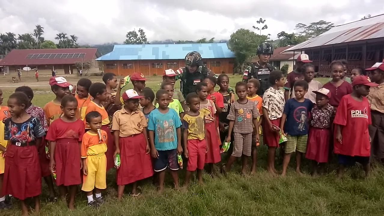 Kunjungi Anak-Anak Di Perbatasan, Satgas Yonif 310/KK Bagikan Makanan Dan Susu 1 WhatsApp Image 2024 05 11 at 09.16.25