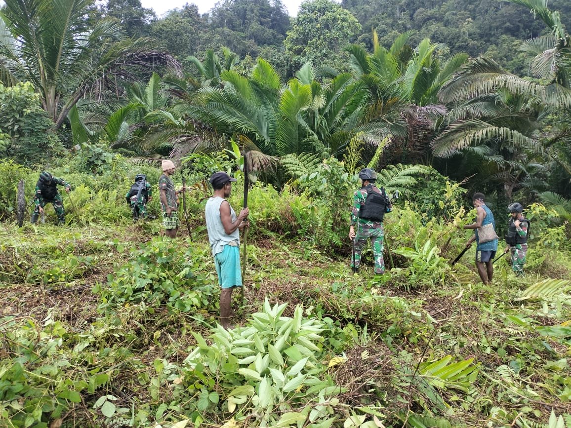 Sambut Gembira Akan Ketersediaan Listrik Di Kampungnya, Ini Yang Dilakukan Satgas Yonif 310/KK Bersama Warga 1 WhatsApp Image 2024 05 16 at 21.24.44