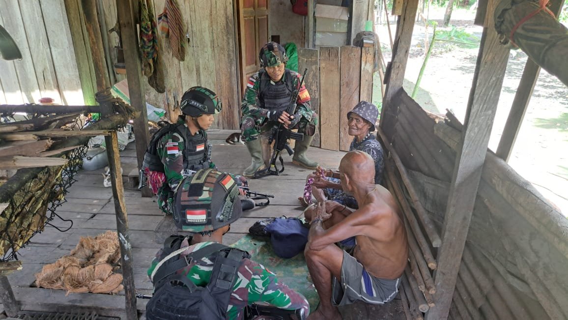 Pahami Kendala Yang Dihadapi, Satgas Yonif 310 Bantu Warga Carikan Kayu Bakar 1 WhatsApp Image 2024 05 22 at 06.57.41