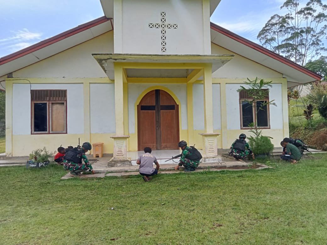 Nyaman Tempatnya Aman Ibadahnya, Satgas Yonif 310/KK Ajak Warga Bersihkan Gereja 1 WhatsApp Image 2024 05 26 at 09.09.08