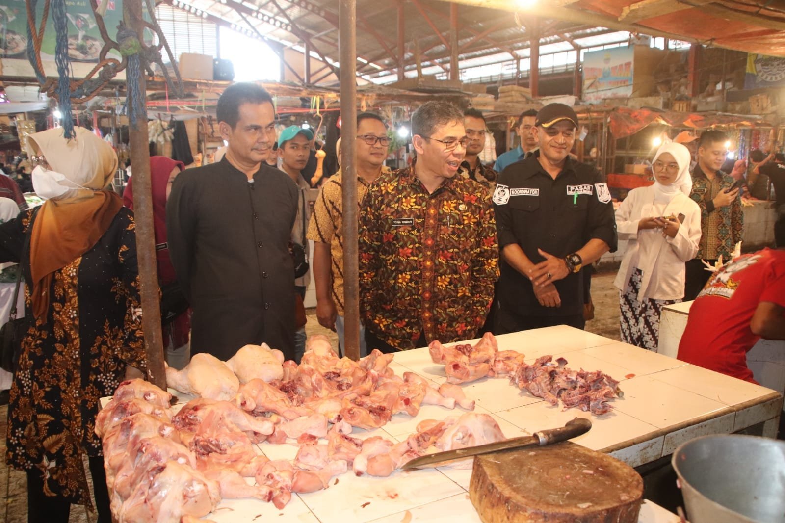 Pantau Harga dan Stok Pangan Jelang Idul Adha, Plh Sekda Sidak Pasar Cisaat. 1 447896499 843588097803030 807857881463373780 n