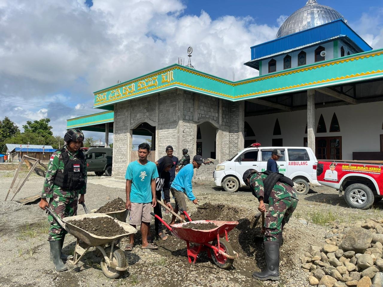 Pergencar Kegiatan Teritorial, Satgas Yonif 310/KK Bantu Bangun Kamar Mandi Masjid 1 WhatsApp Image 2024 06 04 at 05.30.50