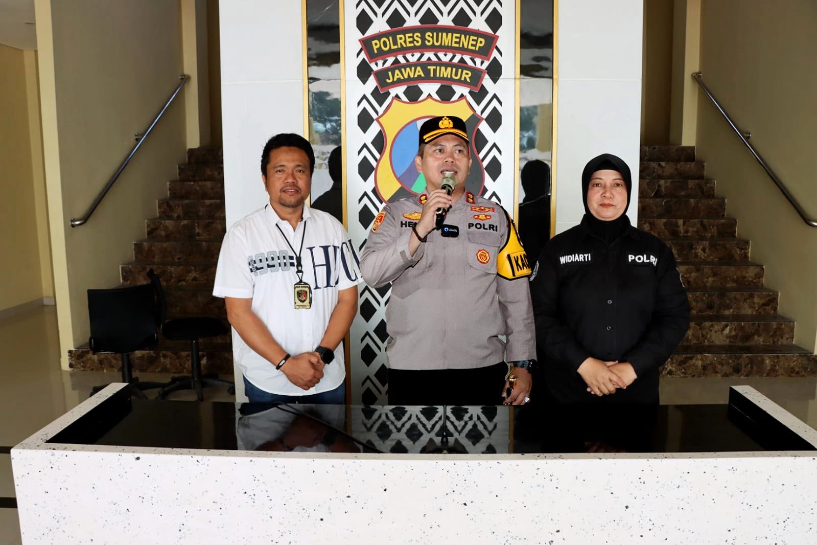 Oknum Guru Cabuli 3 Siswi SD di Amankan Polres Sumenep. 1 WhatsApp Image 2024 06 05 at 11.33.55