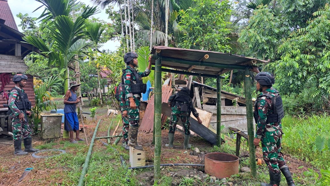 Satgas Yonif 310/KK Buatkan Kamar Mandi Sederhana Untuk Keluarga Lukas Kelaimi 1 WhatsApp Image 2024 06 08 at 07.47.41