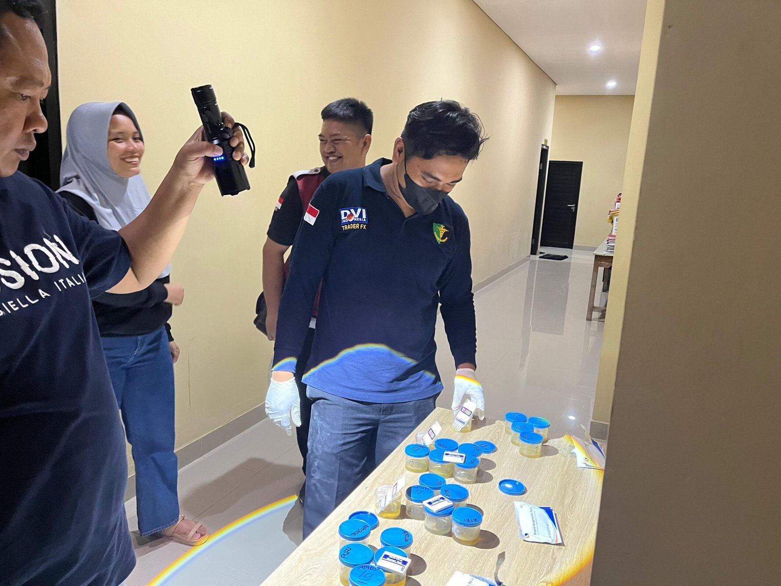 Dua Caffe Ternama Mr. Ball dan Lotus, di Razia Polres Sumenep Amankan 34 Orang Pengunjung dan Puluhan Dos Berisi Miras 1 WhatsApp Image 2024 06 09 at 09.09.32 scaled