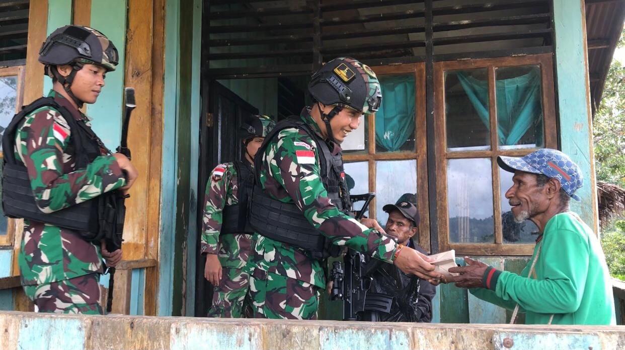 Masyarakat Senang Satgas Yonif 310/KK Berkunjung Dan Bagikan Makan Siang Gratis 1 WhatsApp Image 2024 06 11 at 12.52.33