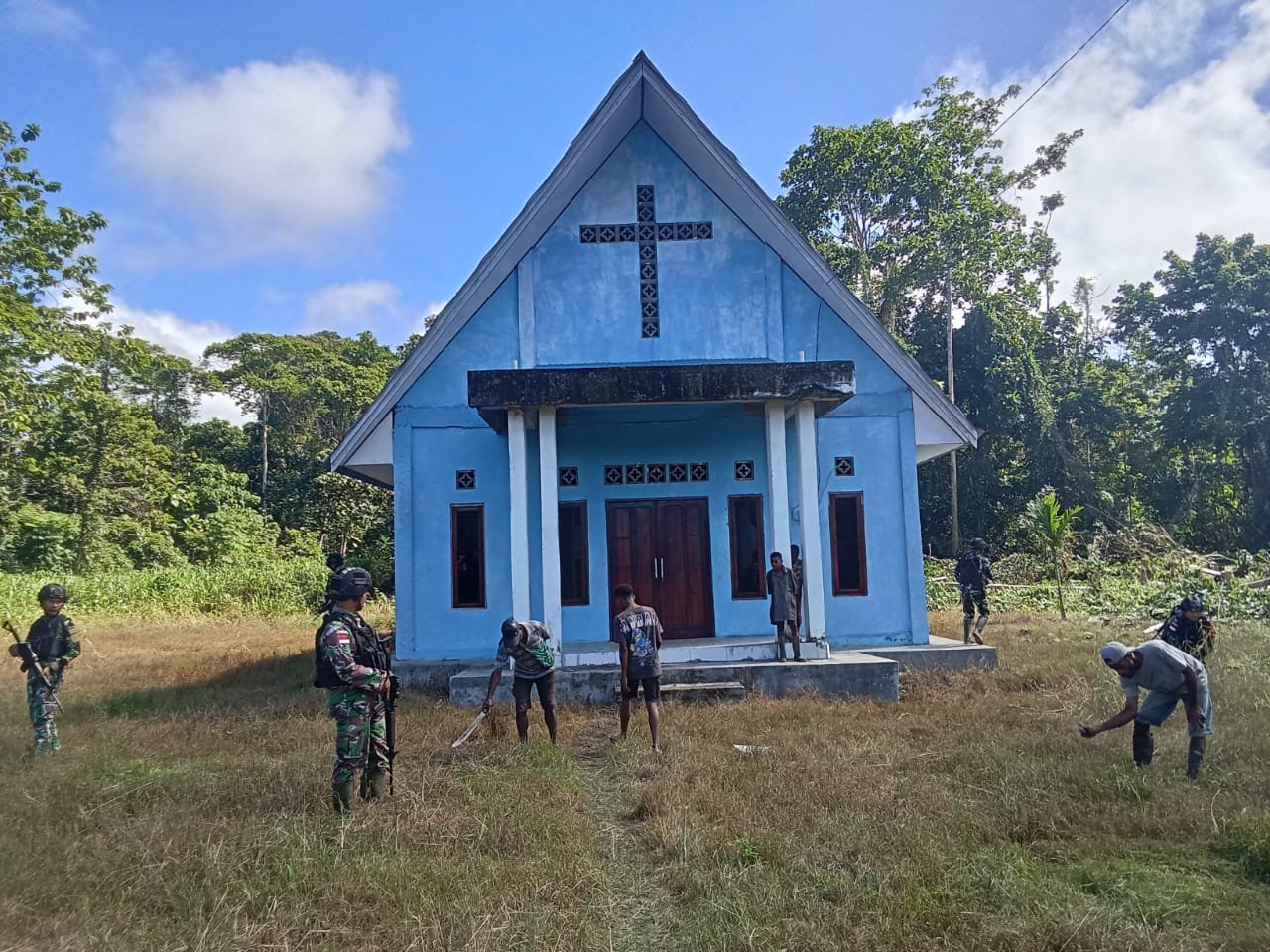 Peduli Kenyamanan Ibadah, Satgas Yonif 310/KK Ajak Warga Perbatasan Bersihkan Gereja Santo Paulus 1 WhatsApp Image 2024 06 20 at 09.38.21