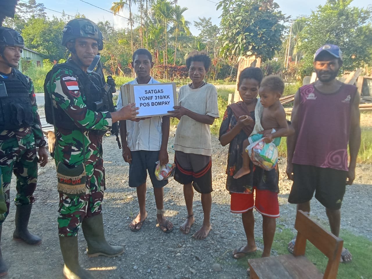 Satgas Yonif 310/KK Bagikan Paket Sembako dan Berikan Layanan Kesehatan Gratis Untuk Warga Perbatasan 1 WhatsApp Image 2024 07 03 at 15.18.49
