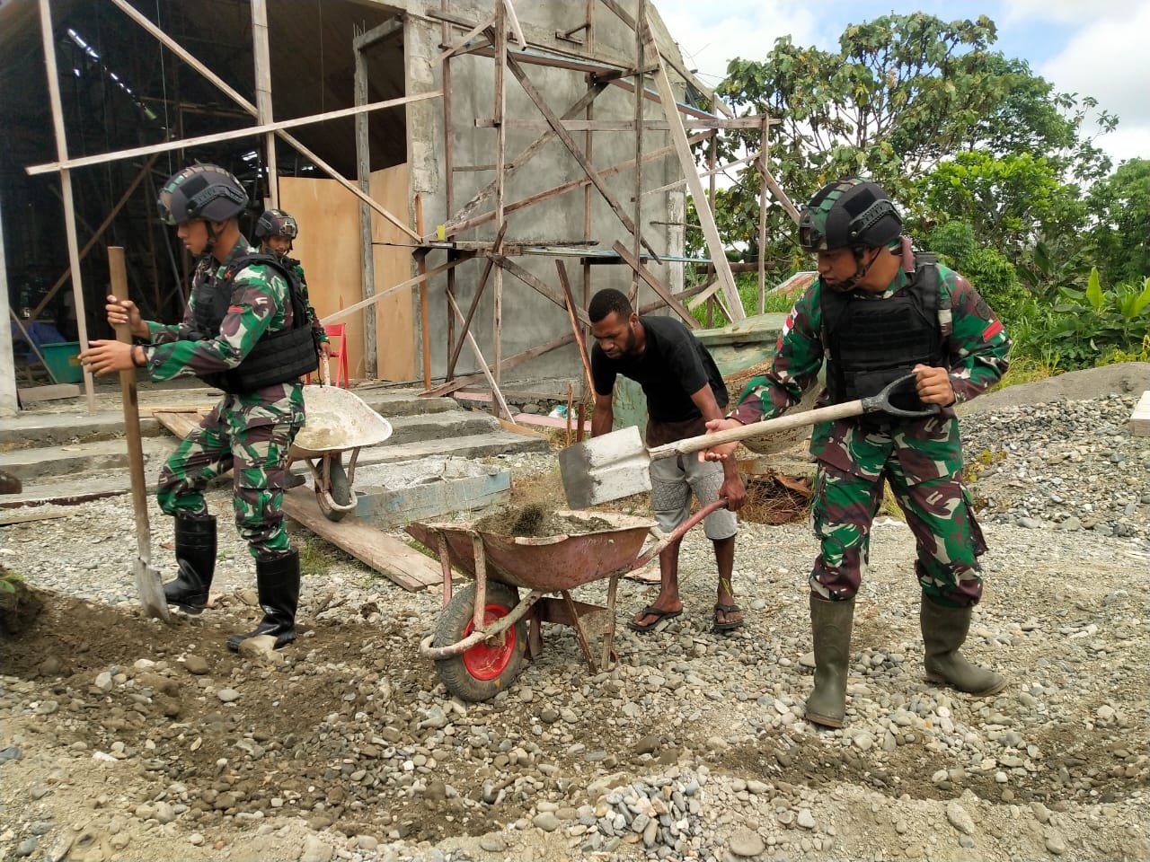 Terus Kejar Target, Satgas Yonif 310/KK Bantu Percepat Pembangunan Gereja 1 WhatsApp Image 2024 07 07 at 07.05.14