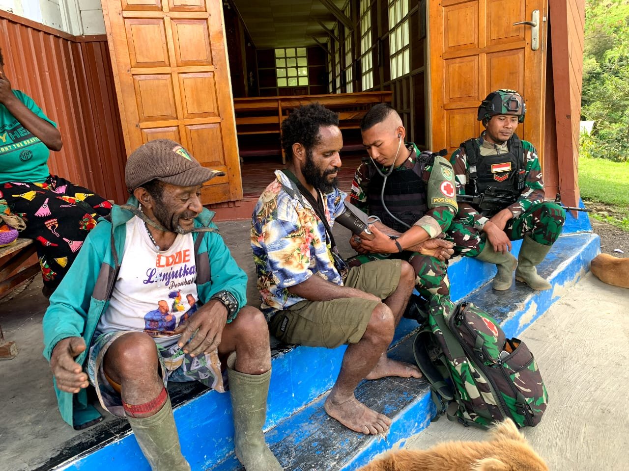 Efektifkan Pelayanan Kesehatan, Satgas Yonif 310/KK Terjun Langsung Ke Masyarakat 1 WhatsApp Image 2024 07 14 at 09.11.32