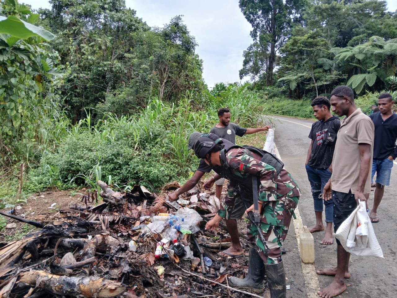 Satgas Yonif 310/KK Ajak Para Pemuda Bersihkan Sampah di Jalan Unggalom - Ubrub 1 WhatsApp Image 2024 07 15 at 10.18.44 c1a0a202