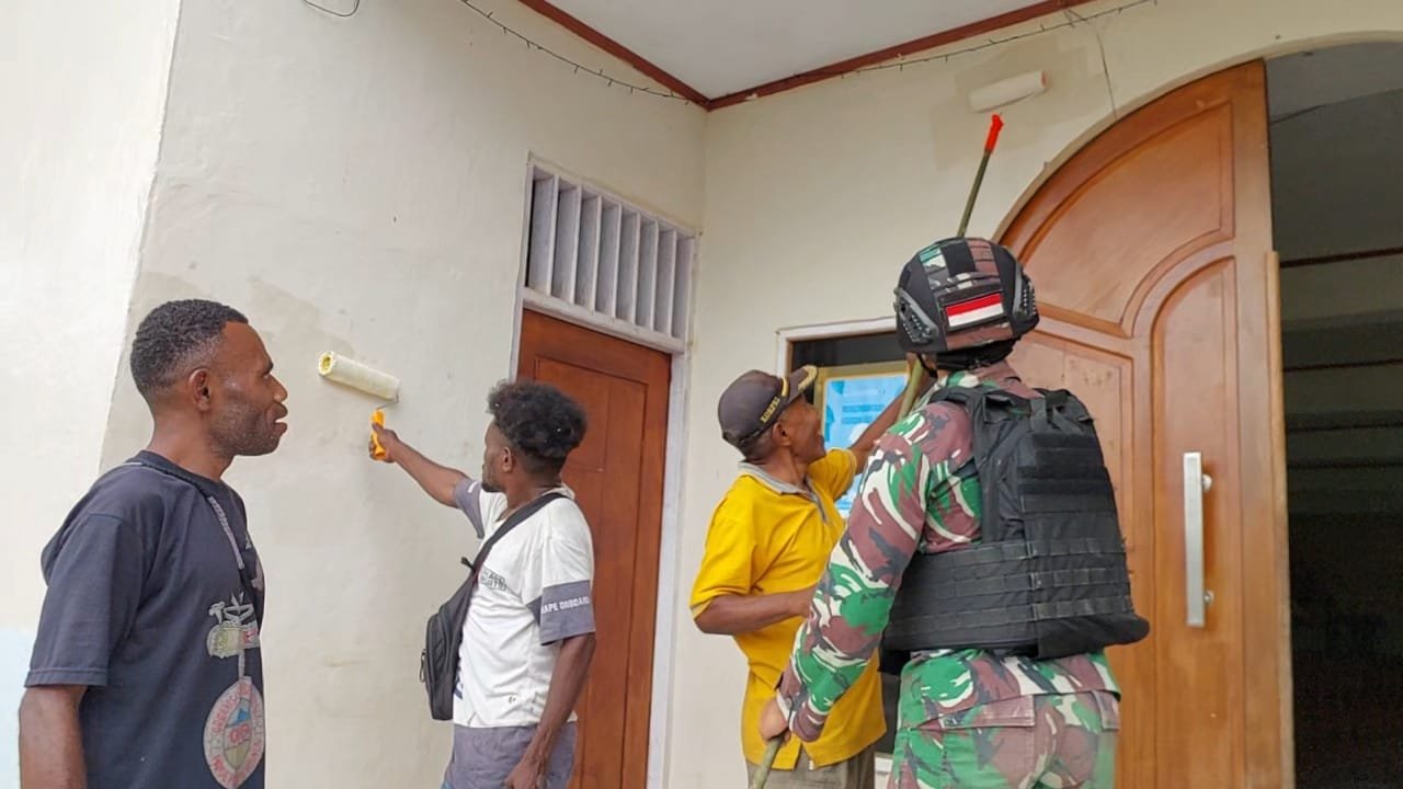 Perindah Gereja, Satgas Yonif 310/KK Lakukan Pengecatan Dan Pembenahan 1 WhatsApp Image 2024 07 21 at 09.35.11