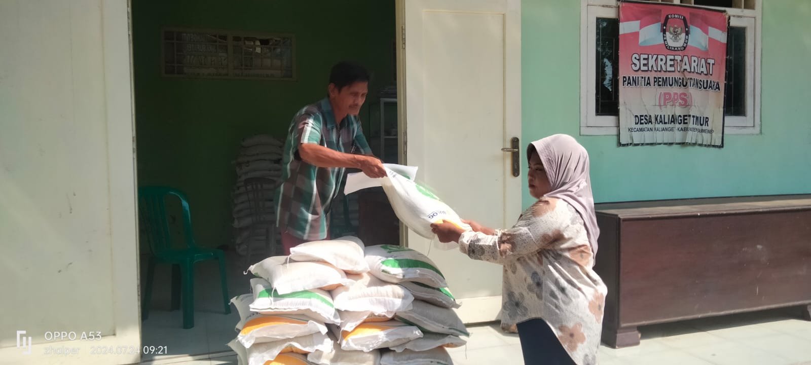 Pemdes Kalianget Timur Menyalurkan Bantuan Beras Bapang (Bantuan Pangan) ke Enam Kalinya. 1 WhatsApp Image 2024 07 24 at 10.16.42