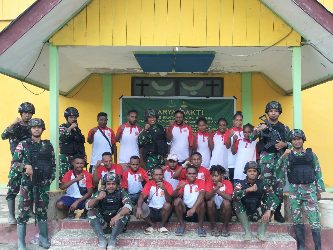 Lanjutkan Pembangunan Yang Lama Terhenti, Satgas Yonif 310/KK Pasang Keramik Lantai Gereja 1 WhatsApp Image 2024 08 03 at 11.00.58 56086228