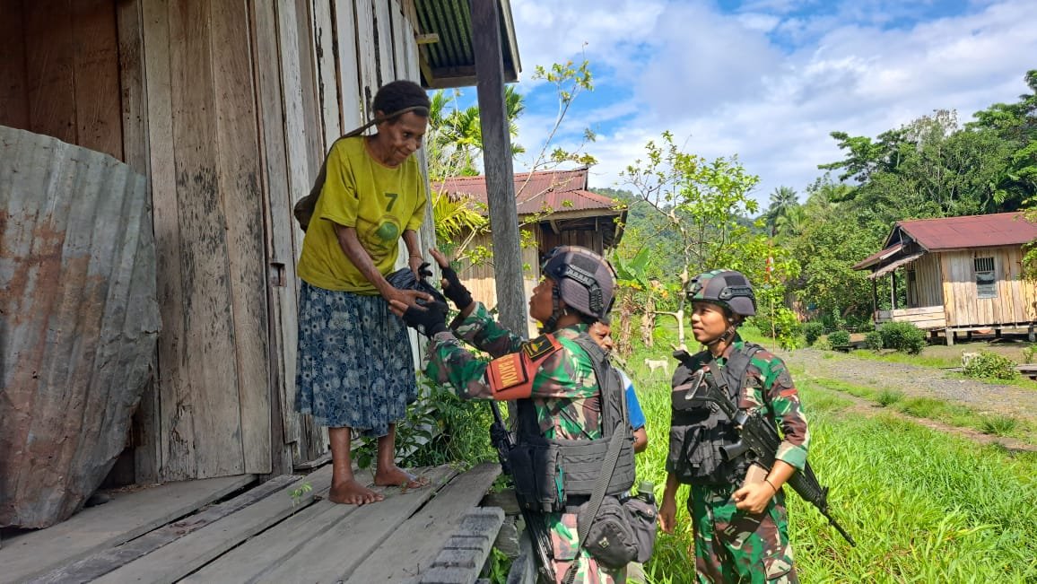 Hadir Berikan Manfaat, Satgas Yonif 310/KK Keliling Kampung Bagikan Sembako di Perbatasan 1 WhatsApp Image 2024 08 08 at 09.41.58