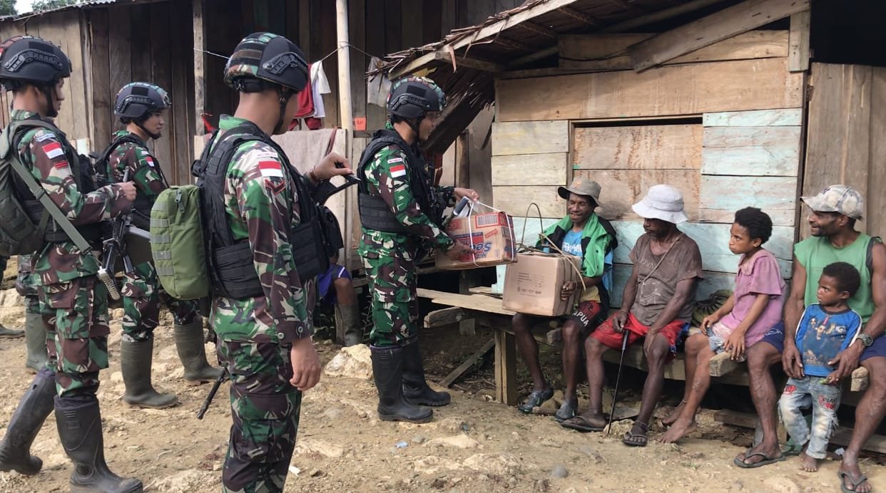 Kedatangannya Selalu Dinantikan, Satgas Yonif 310/KK Kunjungi Keluarga Asuh di Perbatasan 1 WhatsApp Image 2024 08 10 at 10.43.27