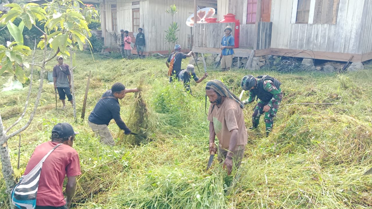 Kampung Bersih, Satgas Yonif 310/KK Ajak Warga Bersihkan Lingkungan Sekitar 1 WhatsApp Image 2024 08 26 at 08.47.41