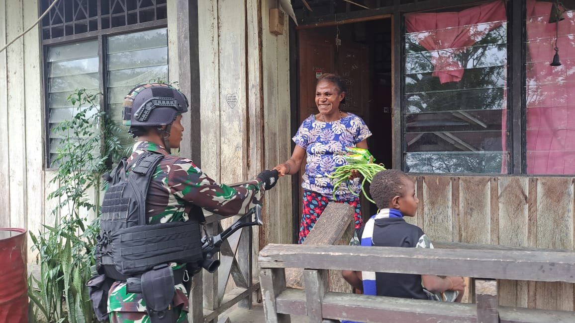 Satgas Yonif 310/KK Bagikan Hasil Penen Kebun, Warga Papua : Saya Akan Segera Memasaknya, Anak-Anak Pasti Senang 1 WhatsApp Image 2024 09 02 at 09.50.46