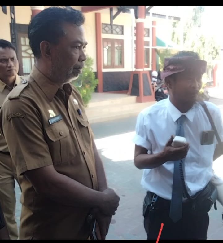 Kurniadi SH Advokat Pegiat Hukum dan Demokrasi Melakukan Aksi Unjuk Rasa Tunggal di Kantor Kejaksaan Negeri dan Dinas Pemberdayaan Masyarakat dan Desa Sumenep. 1 WhatsApp Image 2024 09 10 at 05.14.16