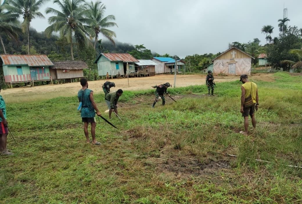 Satgas Yonif 310/KK Bersama Warga Perbatasan Rawat Balai Kampung 1 WhatsApp Image 2024 09 18 at 08.17.08