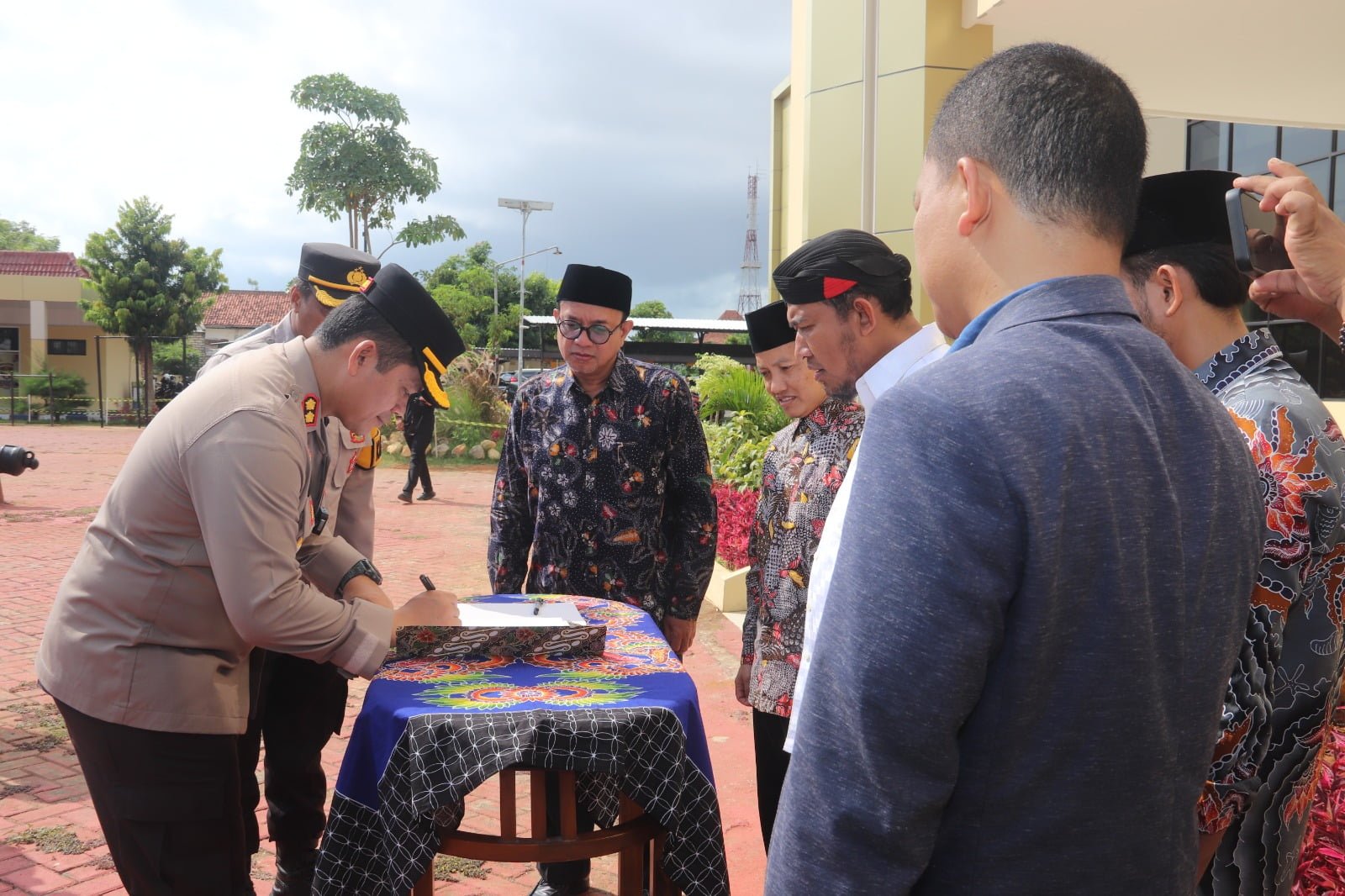 Serah Terima Walpri kepada Paslon, Ini Pesan Kapolres Sumenep 1 WhatsApp Image 2024 09 24 at 17.24.28