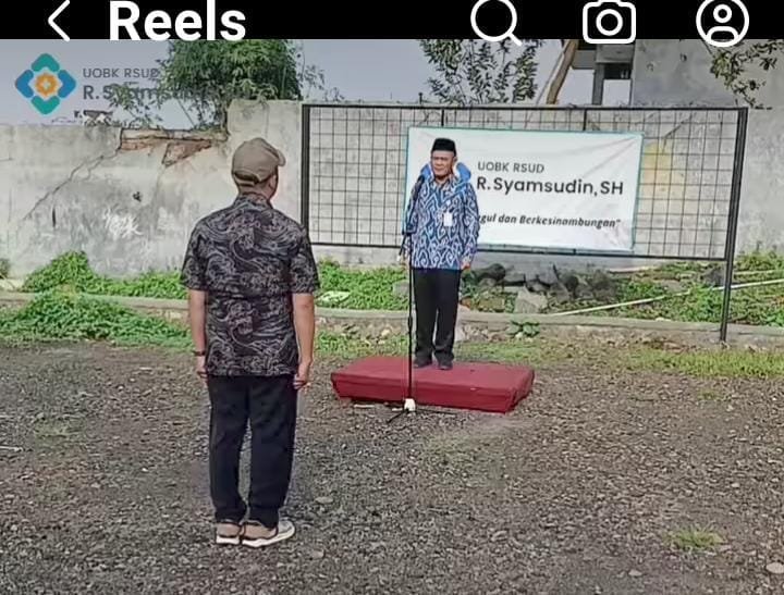 Plt Direktur RSUD R. Syamsudin. SH, Memberikan Sertifikat Penghargaan Selesai Apel pagi 1 f9fcbac4 d0cc 4bf7 9d70 19a2a0e73f55