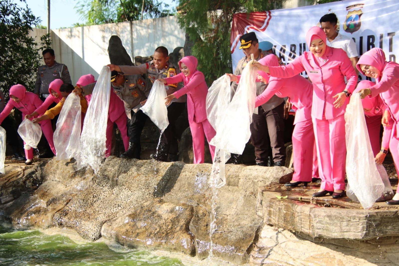 Dukungan Kapolres Sumenep Dalam Program Swasembada Pangan Tabur Bibit Ikan. 1 WhatsApp Image 2024 11 07 at 04.27.39