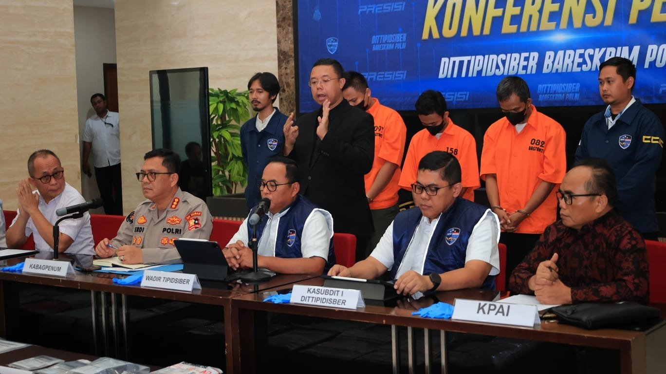 Polri Amankan Tersangka Pengelola Situs Penyebar Video Porno Anak 1 WhatsApp Image 2024 11 13 at 19.14.11