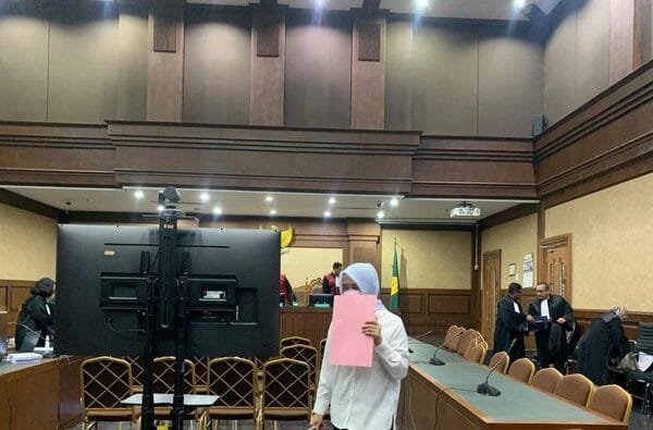 eks panitera pengadilan negeri jakarta timur pn jaktim rina pertiwi didakwa menerima suap sebesar rp 1 miliar terkait pengurus 1 169