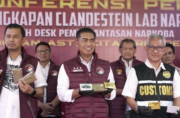 kabareskrim polri komjen pol drs wahyu widada menggelar rilis pengungkapan laboratorium narkoba di uluwatu bali 1 169