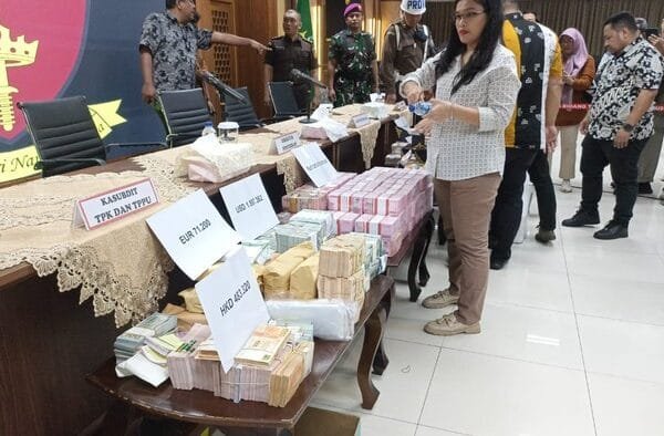 kejaksaan agung kejagung pamerkan barang bukti hasil penggeledahan perkara dugaan suap hakim kasus ronald tannur 4