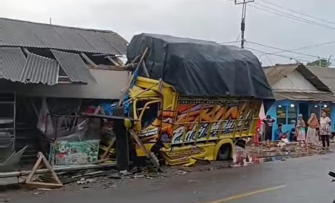 Truk Bermuatan Kayu Tabrak Enam Kios di Simpenan, Dikemudikan Kenek Tanpa SIM 1 8351279b 5956 46e8 ad71 453dee15ae73