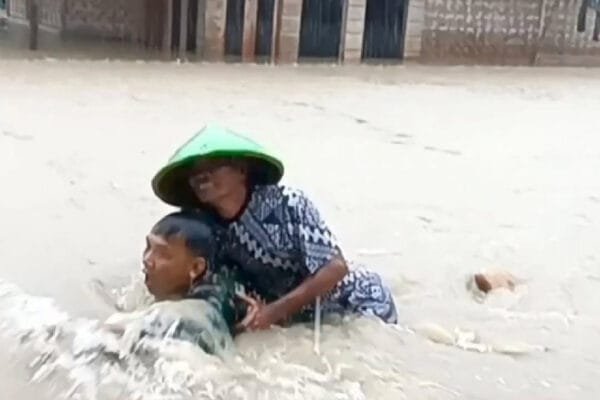 Aksi Heroik Prajurit TNI AD: Terjang Banjir Evakuasi Warga di Cianjur Rudi Kurniawan