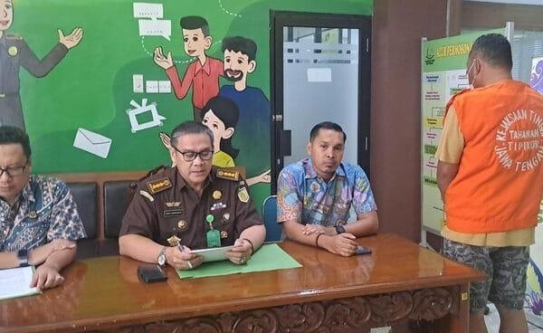 buronan kasus korupsi kejati kalbar saat dihadirkan di jumpa pers di kantor kejati jateng jumat 6122024 169