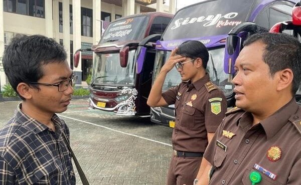 kasi intel kejari ponorogo agung riyadi paling kanan 169