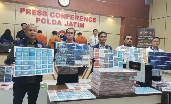 konferensi pers pengungkapan sindikat judi online jaringan internasional di polda jatim foto sri rahayudetikjatim 3 169