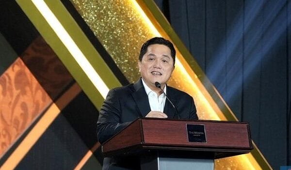 menteri bumn erick thohir menerima penghargaan kategori game changer in soes business transformation dalam cnbc indonesia awar 9 169