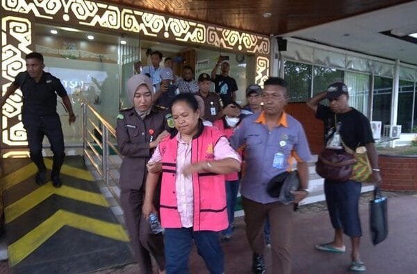 tersangka korupsi proyek jalan di bintuni dibawa menuju ke mobil tahanan 169