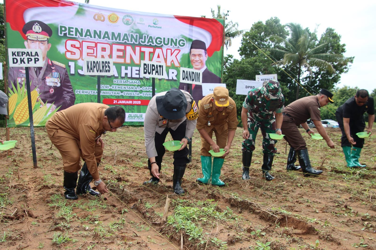 Dukung Program Asta Cita Presiden RI, Forkopimda Sumenep Tanam Jagung Bersama 1 WhatsApp Image 2025 01 22 at 07.16.01
