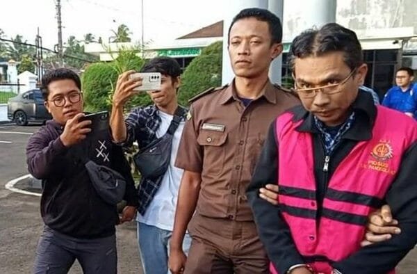 es tersangka kasus kredit modal kerja umum kmku pada kpri pedoman pandeglang arisdetikcom 169