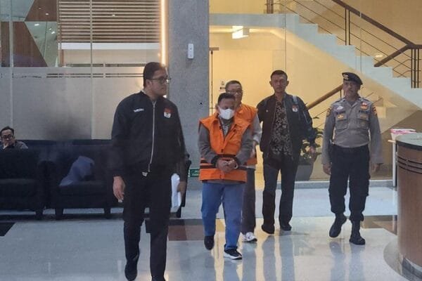 kpk tahan bupati situbondo karna suwandi sebagai tersangka korupsi dana pen adrialdetikcom 43