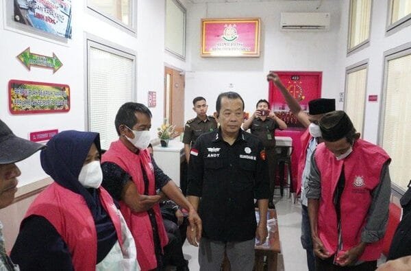 para tersangka saat hendak dibawa ke rutan dok kejati sumbar 169