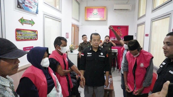 para tersangka saat hendak dibawa ke rutan dok kejati sumbar 169