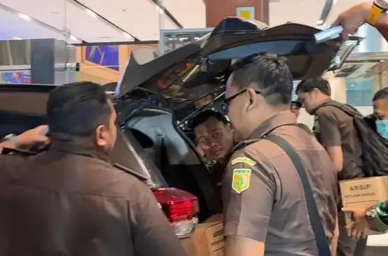 Kejagung Geledah Kantor Ditjen Migas Kementerian ESDM, Sita 15 Ponsel dan 5 Dus Dokumen 1 geledah 3 ruangan kantor anak buah bahlil kejagung sita 15 ponsel hingga 5 dus dokumen