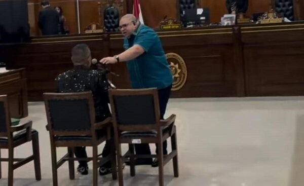 hotman paris vs razman nasution ricuh di sidang doktangkapan layar video ig hotman paris 169