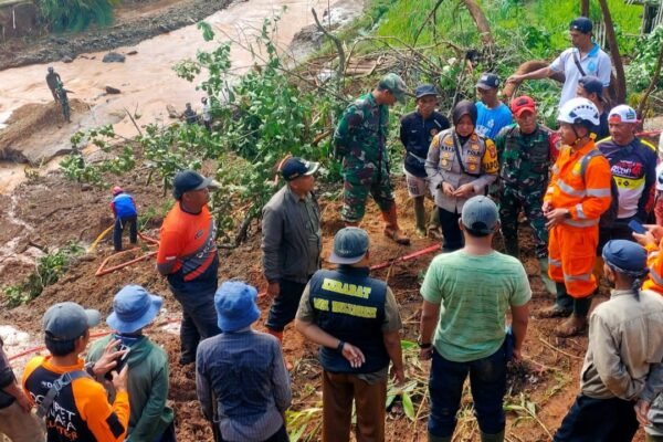 Danramil 2209/Lengkong Pimpin Operasi Pencarian Korban Hilang di Kampung Cincau IMG 20250308 WA0079