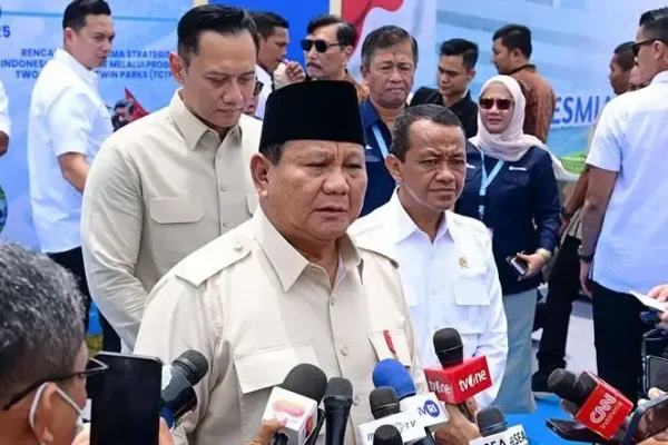 Presiden Prabowo Subianto didampingi Menteri ESDM Bahlil Lahadalia