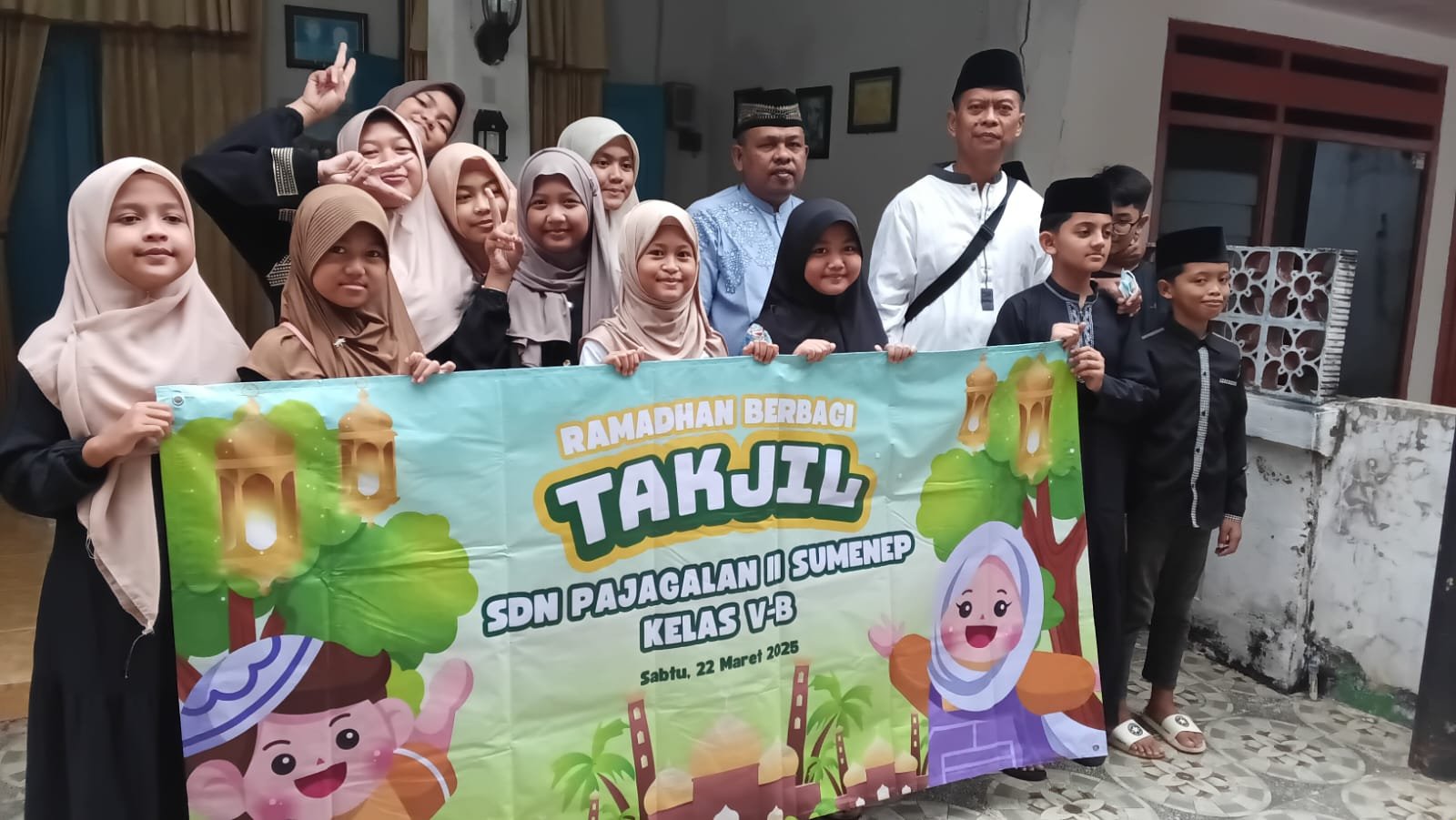 Keluarga besar SDN Pajagalan II kelas VB bagi takjil di bulan Ramadhan 1 cd3b9152 ec8d 4c77 9c32 7130475273ee