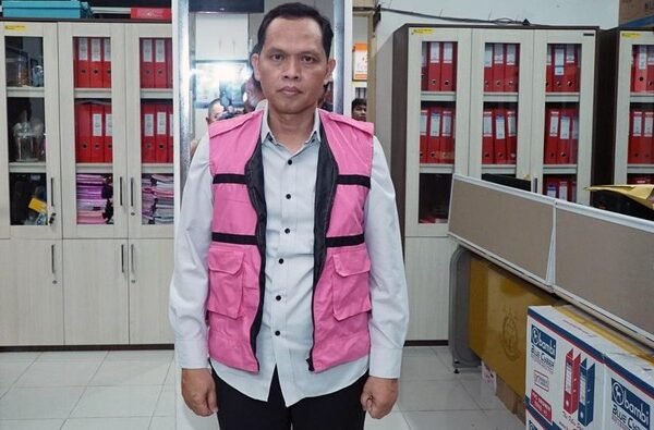 keterangan foto kadisbudparektaf sumut zumri sulthony memakai rompi kejaksaan dok istimewa 1741679564485 169